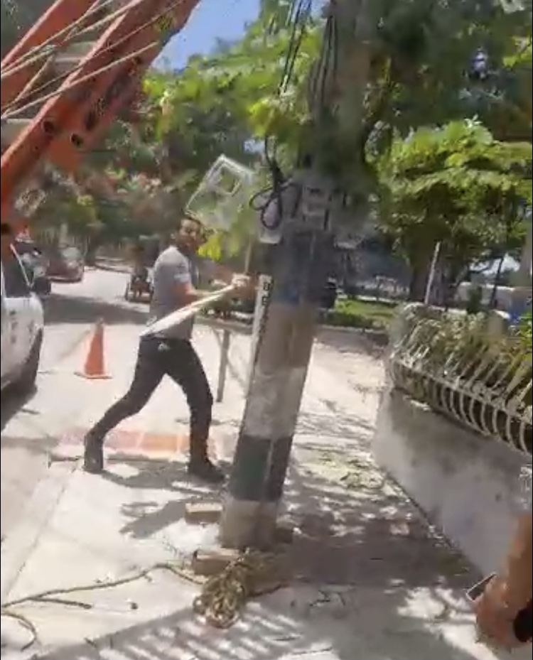 Porque "Electricaribe es un abusivo", vecinos agarraron a palo un poste en Barranquilla