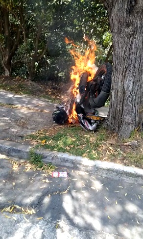 La comunidad atrapó a presunto ladrón, le quitaron la ropa y le quemaron la moto | Noticias de Buenaventura, Colombia y el Mundo