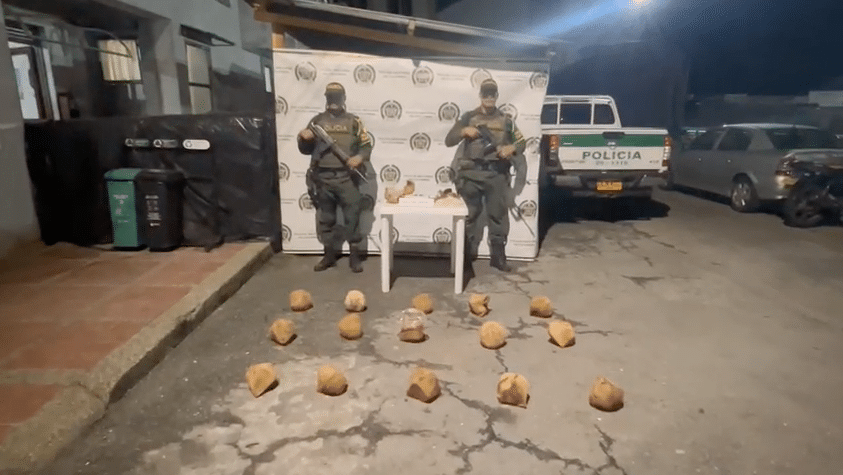 Coca en cocos incautó la policía en vías de Nariño, había «12,5 kilos» | Noticias de Buenaventura, Colombia y el Mundo